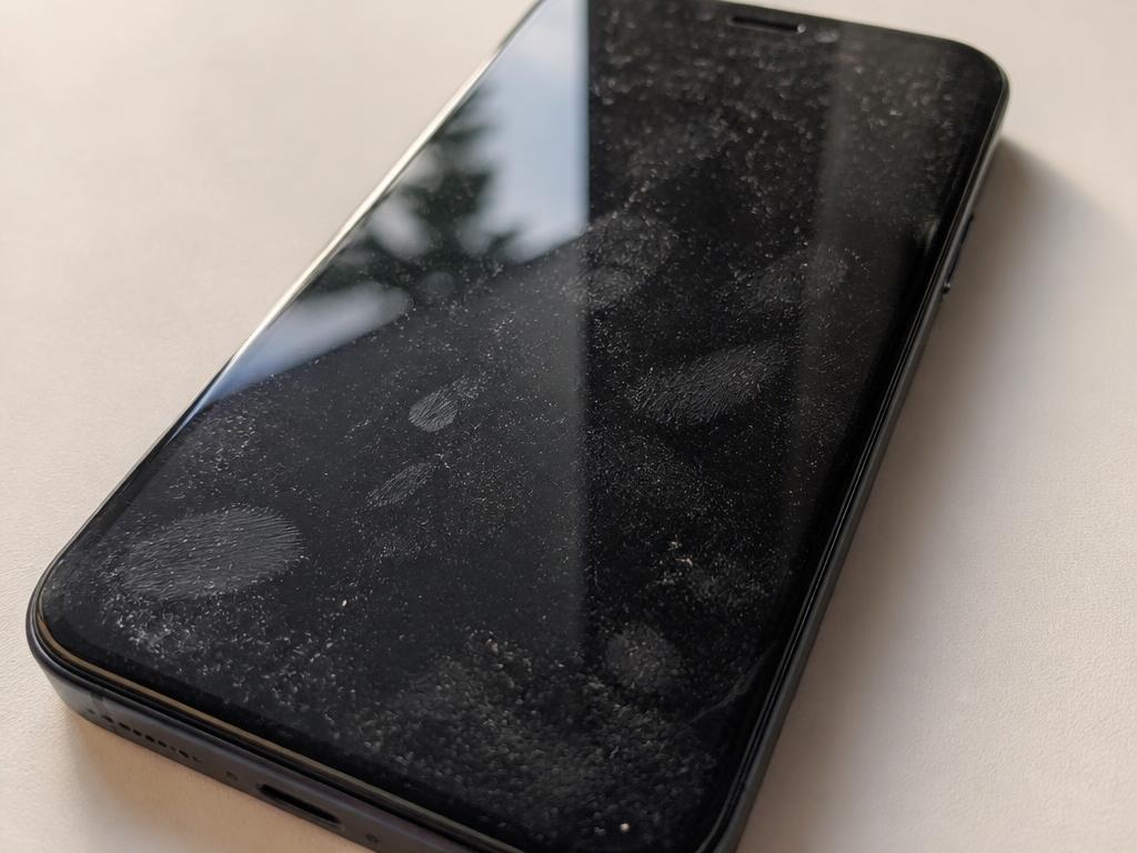 Écran de smartphone couvert de poussière et d'empreintes